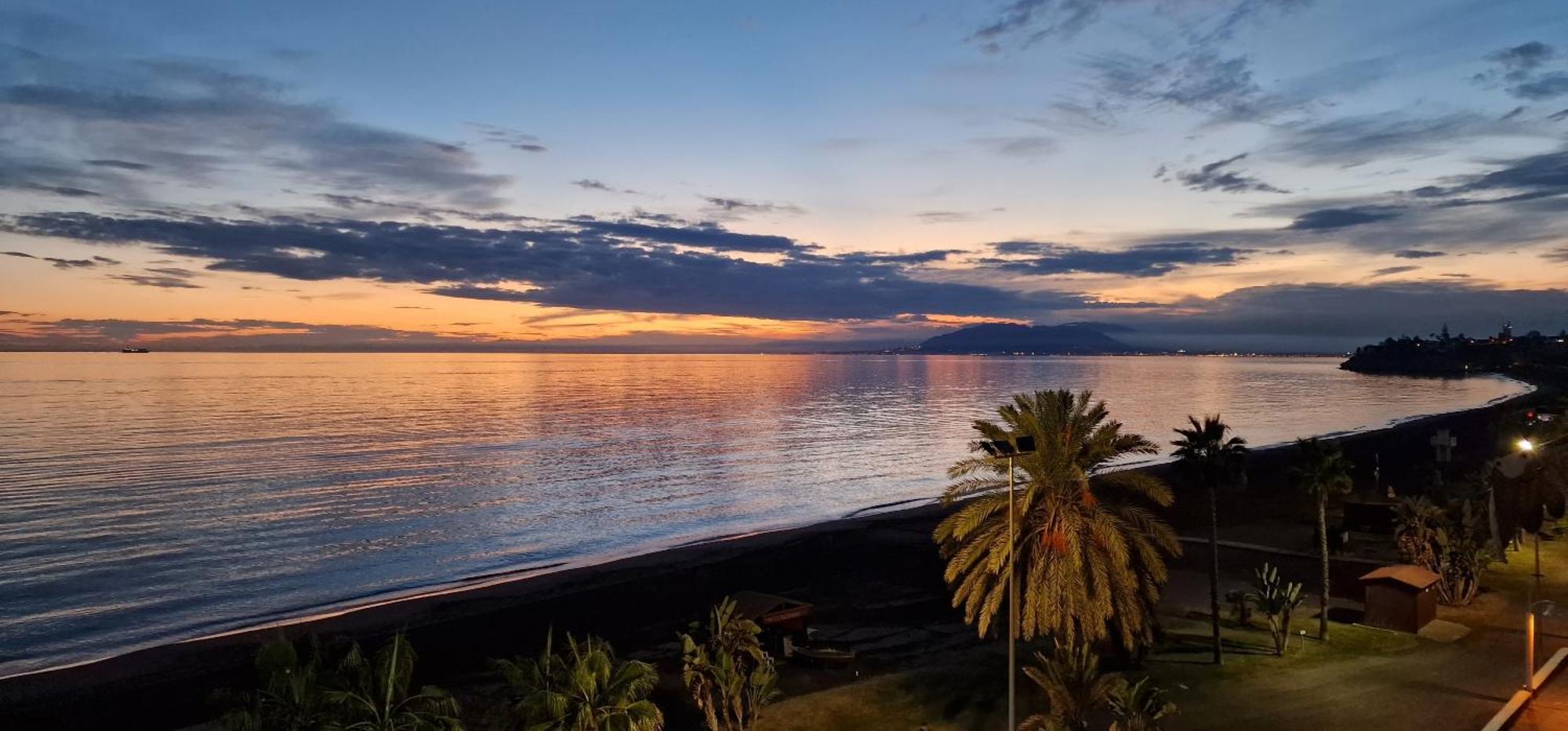 Primera Linea De Playa Con Vistas Al Mar Rincón de la Victoria Екстериор снимка